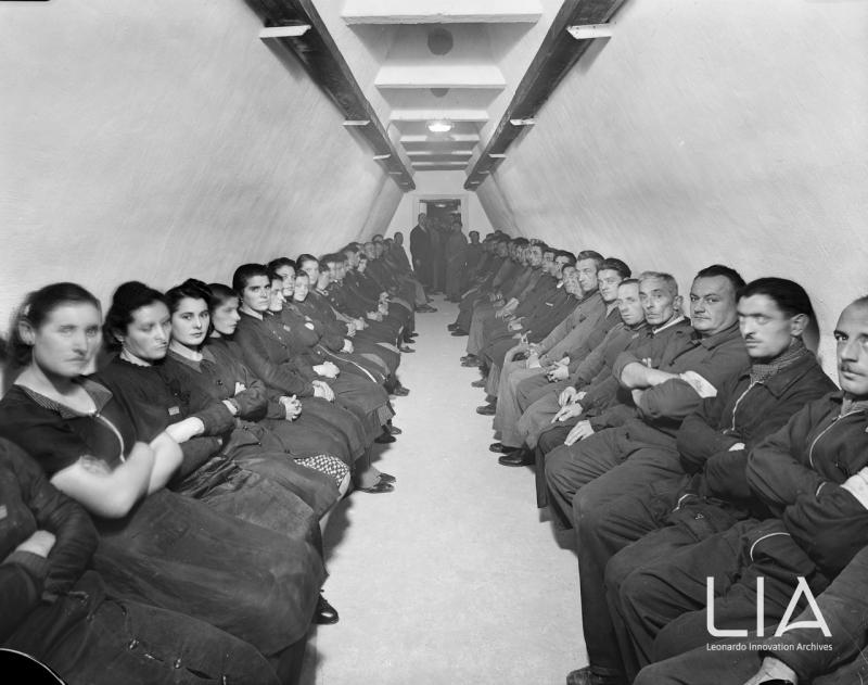 Esercitazione all’interno del rifugio ricovero antiaereo dello stabilimento della Breda Meccanica Bresciana; 1940-1943