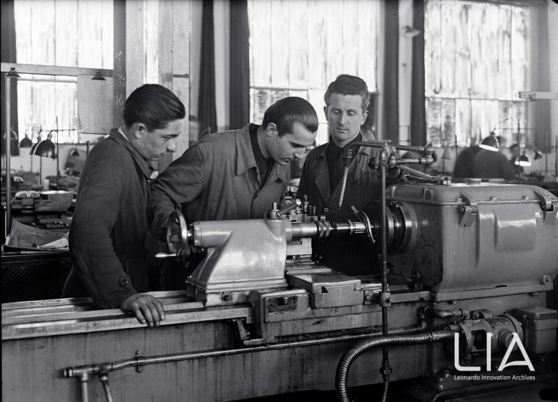 Interno dello stabilimento della Breda Meccanica Bresciana, operai al lavoro in reparto; anni Quaranta