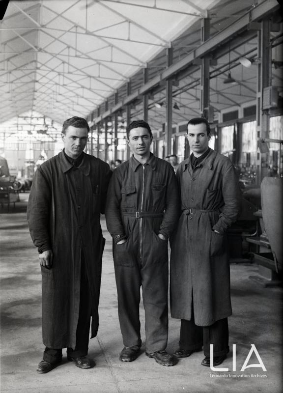Operai in posa all'interno dello stabilimento della Breda Meccanica Bresciana; anni Quaranta