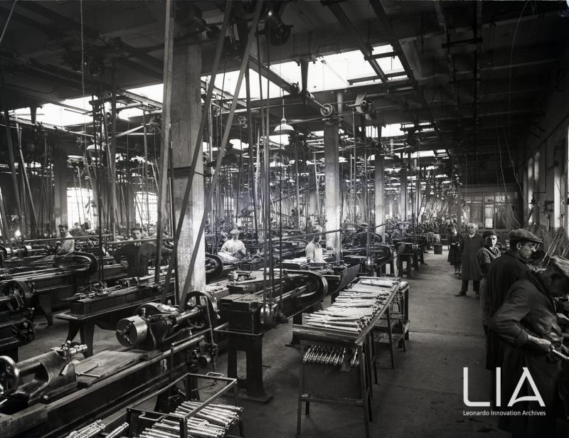 Maestranze al lavoro nella prima sede dello stabilimento della Breda Meccanica Bresciana in Via Cadorna a Brescia; 1924-1931