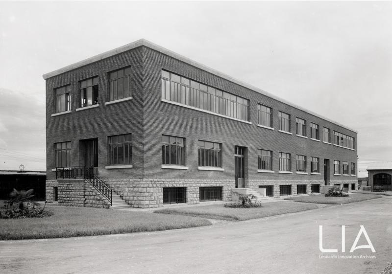 Esterno dello stabilimento nella sede della Breda Meccanica Bresciana di Via Lunga a Brescia, Palazzina ufficio studi e direzione; 1935 circa