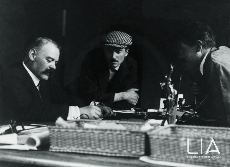 Il trio direzionale della Direzione Tecnica Aeronautica  della  Società Anonima Fratelli Macchi, che  a maggio del 1913 diventerà la Nieuport Macchi. A sinistra si nota Giulio Macchi, al centro Carlo Felice Buzio e a destra H. Amman, 1912