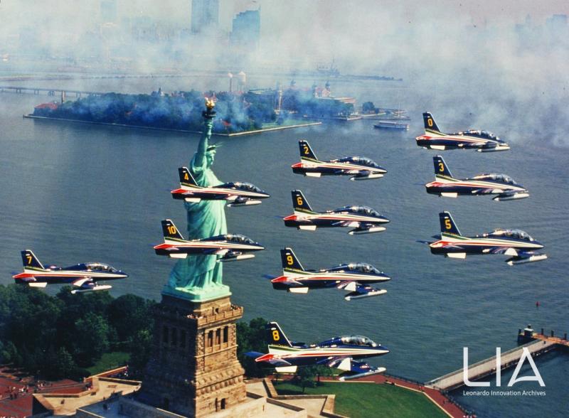 Le Frecce Tricolori sorvolano con i loro Aermacchi MB.339PAN, la Statua della Libertà e i grattacieli di New York, 1986