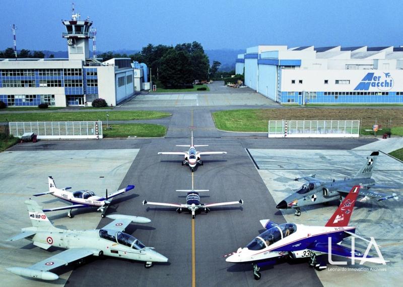 I velivoli progettati e prodotti da Aermacchi esposti in statica sulla linea volo di Venegono, dall’SF-260 al MB-339CD, dall’AMX al futuro M-346, anni Novanta