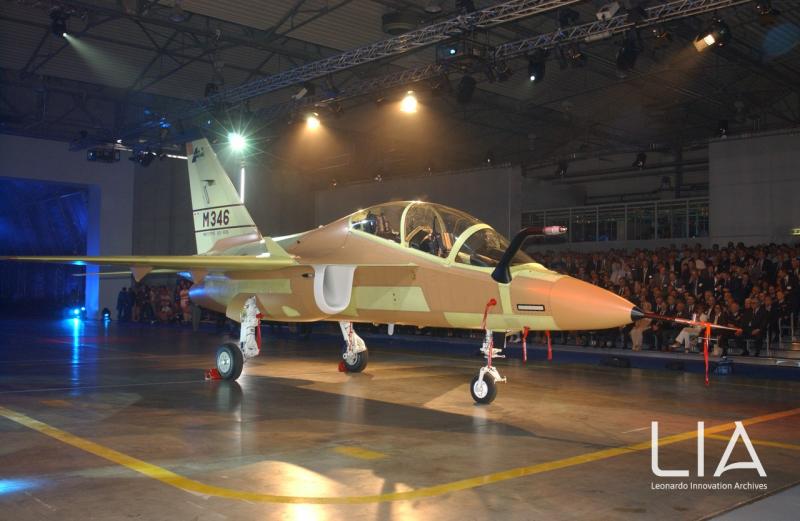 Roll-out del primo M-346 svoltosi a Venegono, alla presenza delle autorità, dei vertici aziendali e delle maestranze, 2003