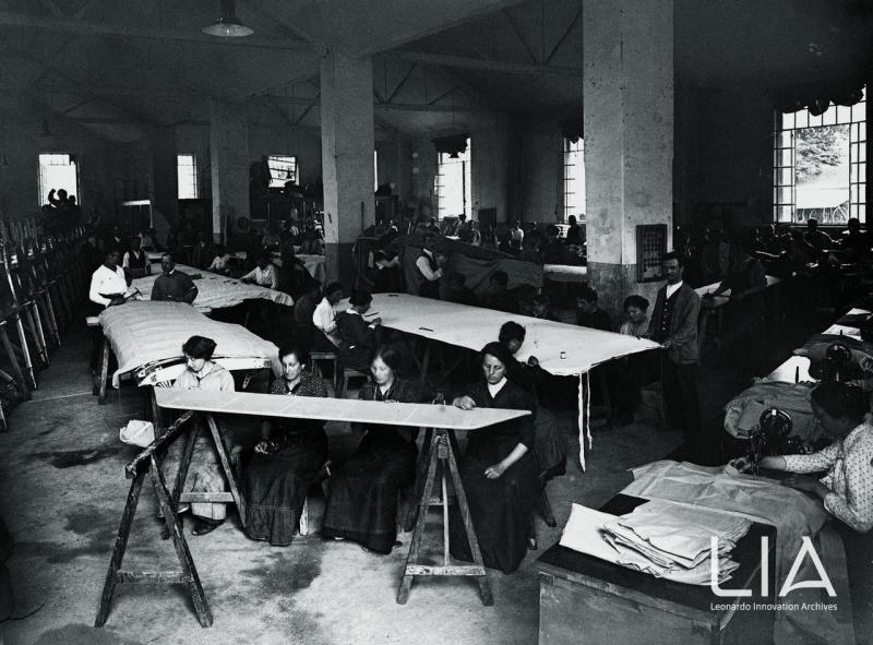 Il reparto ali ancora nello stabilimento Carrozzeria F.lli Macchi di Varese-Masnago. La manodopera femminile impegnata nell’intelaiatura dell’ossatura lignea delle ali, 1915