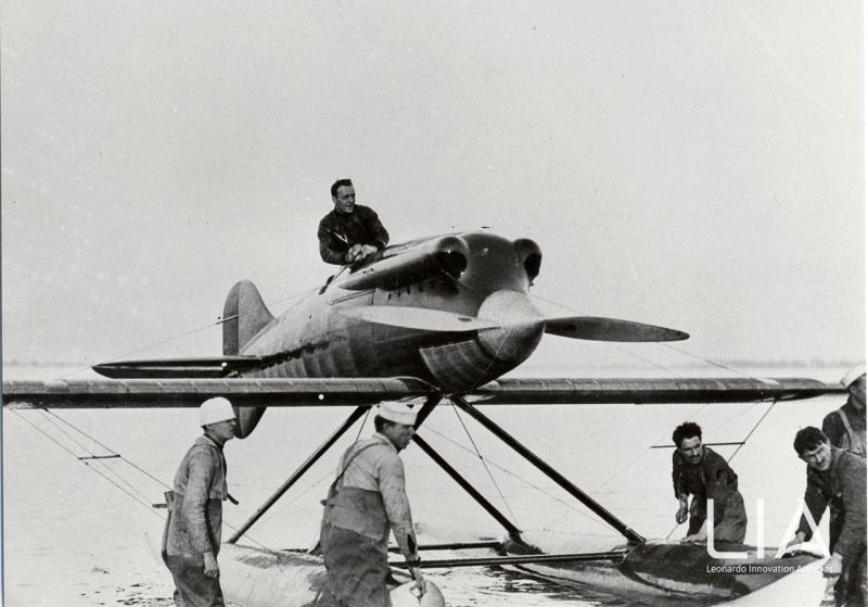 L’idrocorsa M.39 pilotato dal Magg. Mario de Bernardi, vince l’edizione della Coppa Schneider negli Stati Uniti d’America disputata il 12 e 13 novembre 1926, con la velocità media di 394 km/h