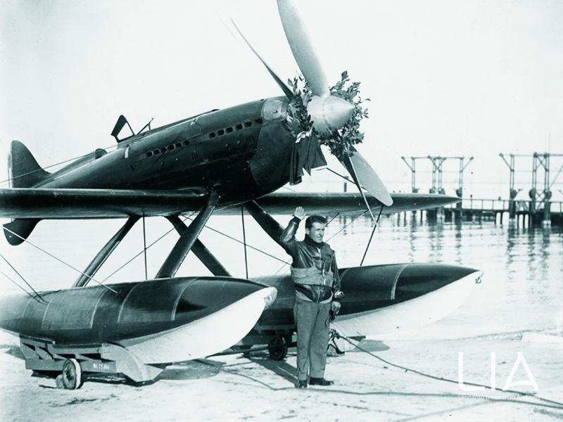 Il M.llo Francesco Agello sul’MC.72 conquista, con 709,202 Km/h, il record di velocità tuttora imbattuto per idrovolanti con propulsione a elica, 1936