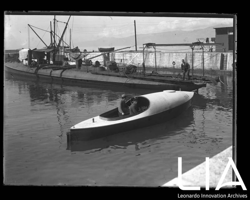 WASS - Motoscafo e sommergibile di fronte al Silurificio Whitehead di Fiume