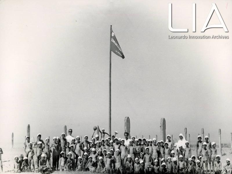 OTO - Colonia maschile in spiaggia