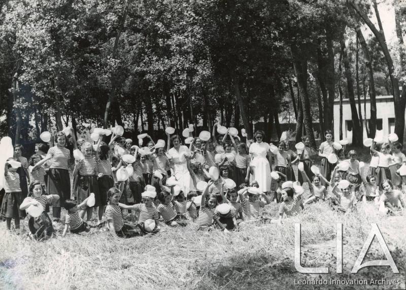 OTO - Bambine in colonia sul prato