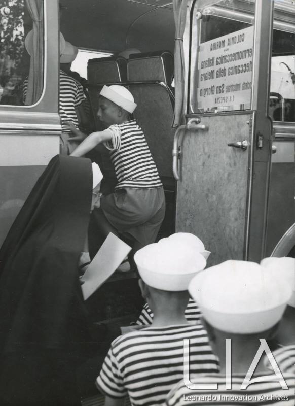 OTO - Bambini che salgono sulla corriera