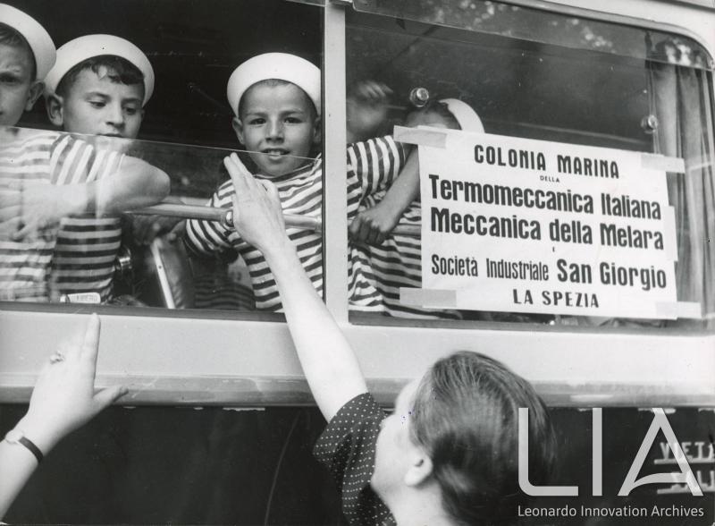 OTO - Bambini affacciati al finestrino della corriera