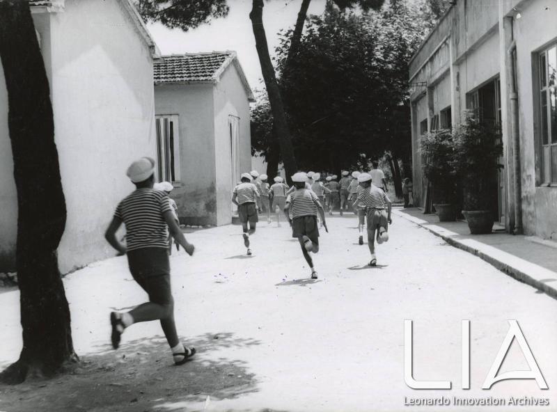 OTO - Bambini che corrono in cortile