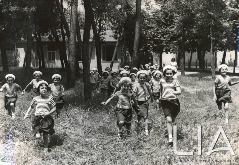 OTO - Bambine che corrono sul prato