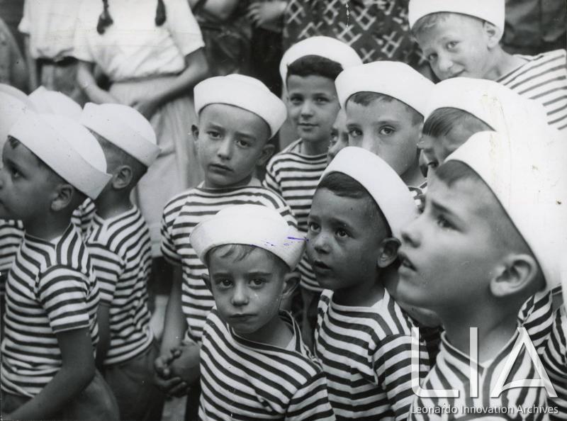 OTO - Gruppo di bambini vestiti alla marinara