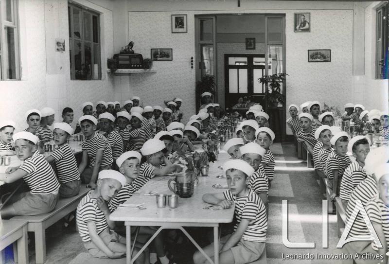 OTO - Tavolate di bambini in refettorio