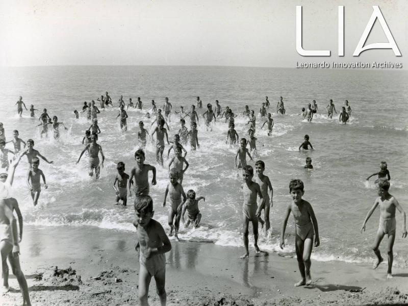 OTO - Bambini che giocano al mare