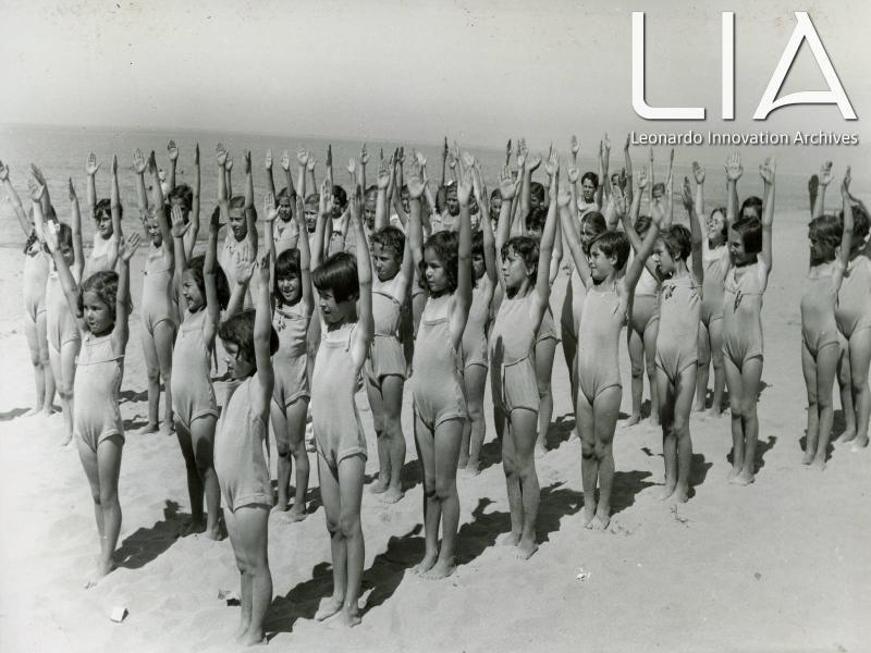 OTO - Bambine che fanno ginnastica in spiaggia