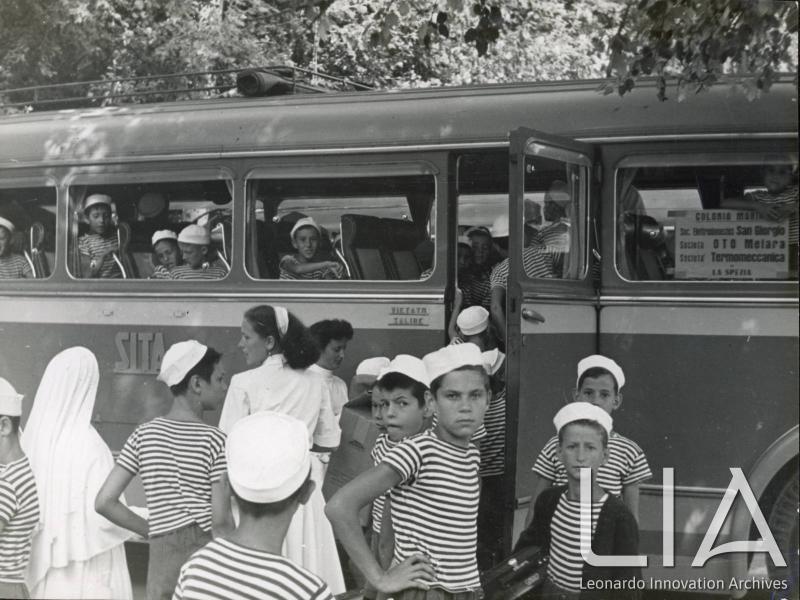OTO - Ragazzi in attesa di partire per le colonie