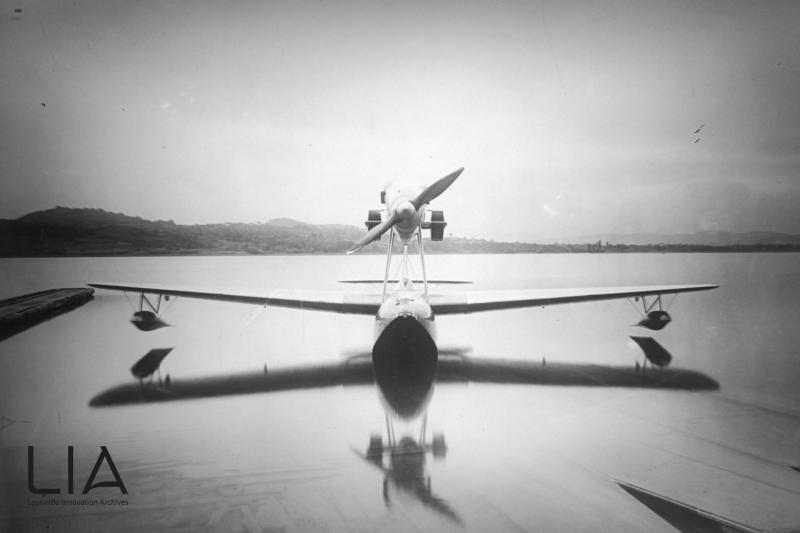 Aeronautica Macchi M.33 - Vista frontale dell'idrovolante da corsa sul lago di Varese.