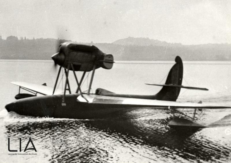 Aeronautica Macchi M.33 - Vista laterale dell'idrovolante da corsa sul lago di Varese.