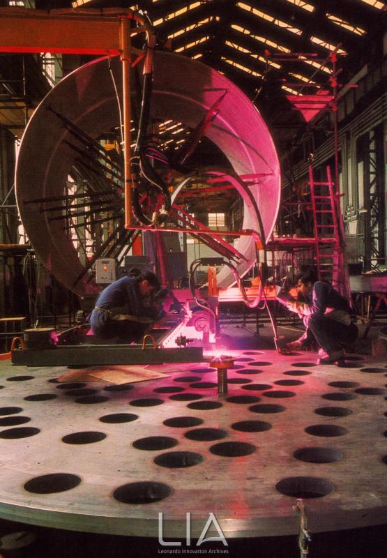 Ansaldo Meccanico Nucleare - interni del reattore della IV Centrale Enel di Caorso - piastra circolare del Core Support in acciaio inox