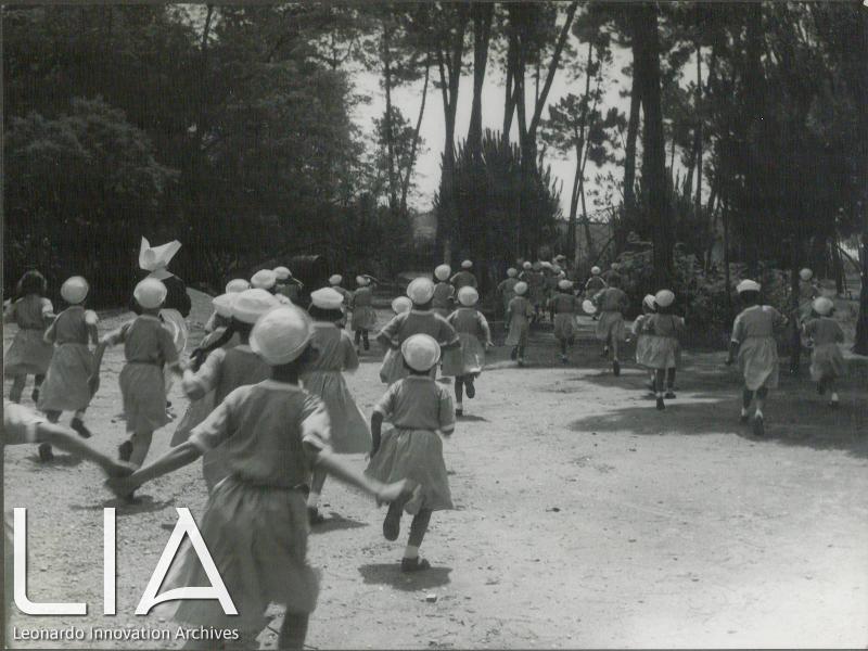 OTO - Bambine che corrono nel bosco