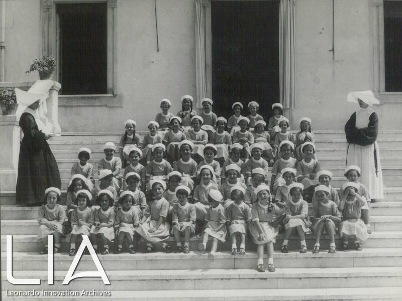 OTO - Foto di gruppo, bambine sedute sugli scalini