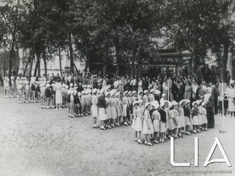 OTO - Bambini in fila prima della partenza