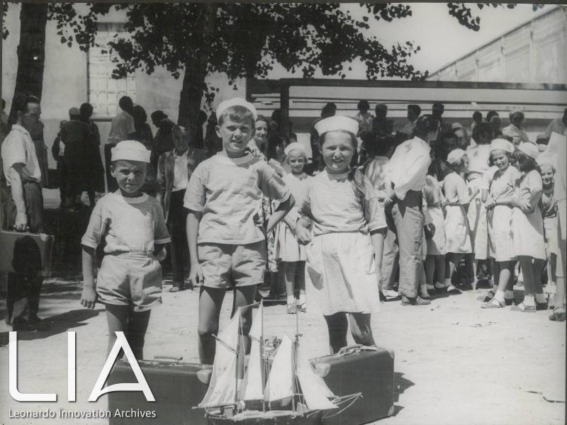 OTO - Tre bambini in attesa di partire