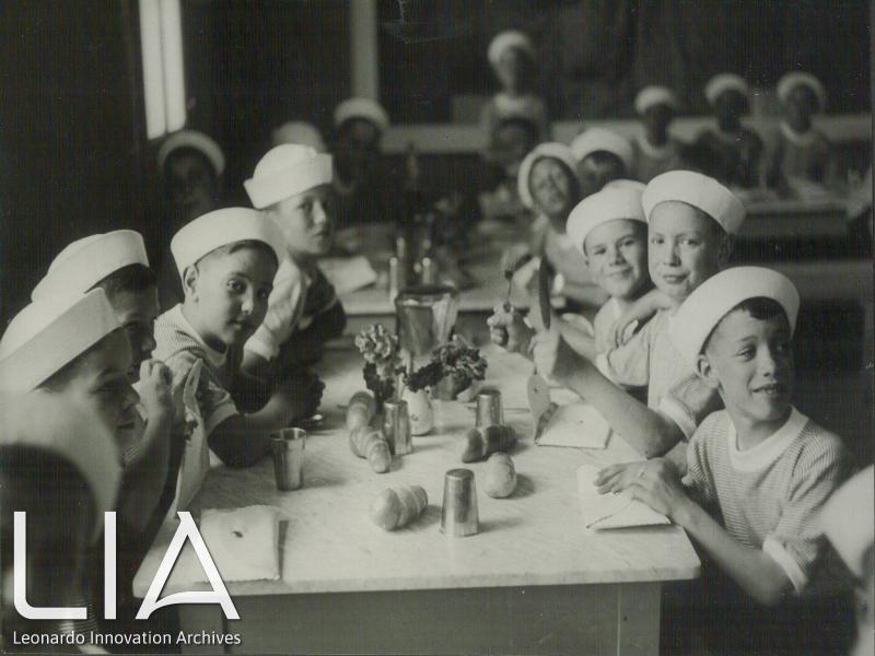 OTO - Bambini a tavola prima del pranzo
