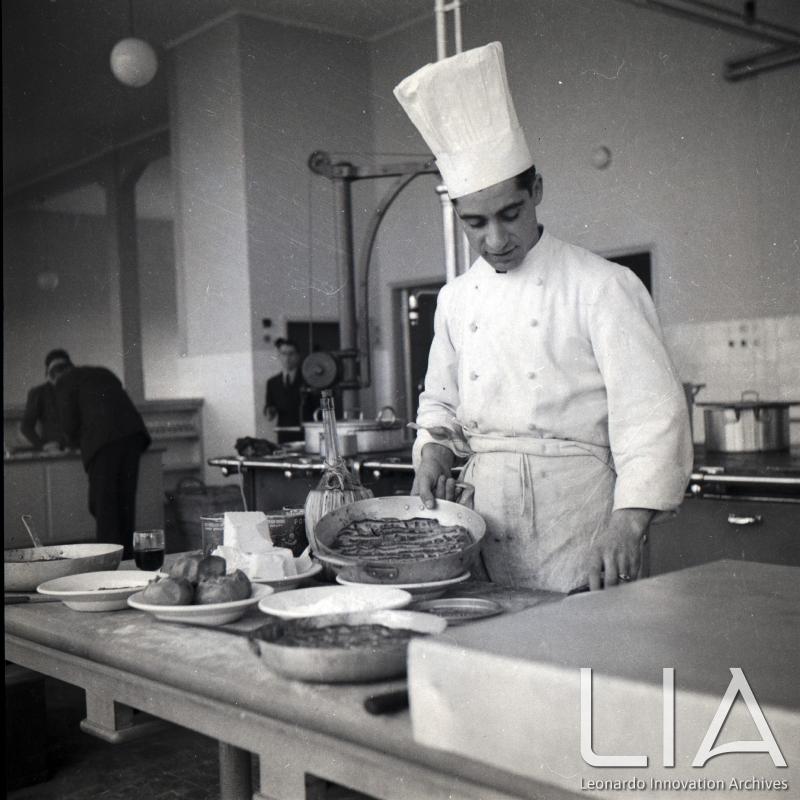 BMB - Cuoco al lavoro nella cucina aziendale