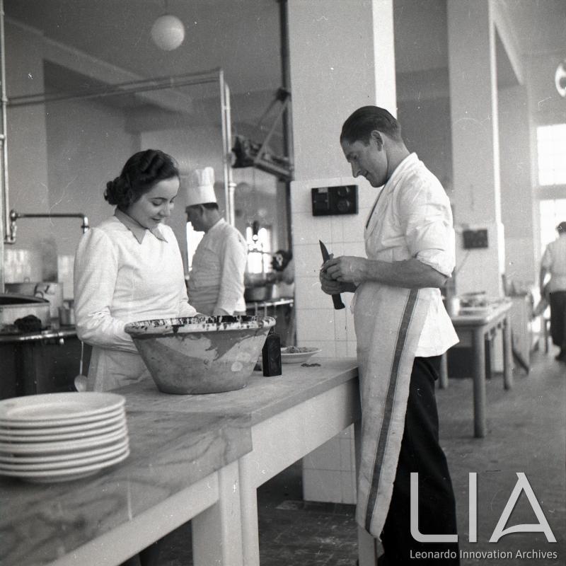 BMB - Addetti alla cucina della mensa al lavoro