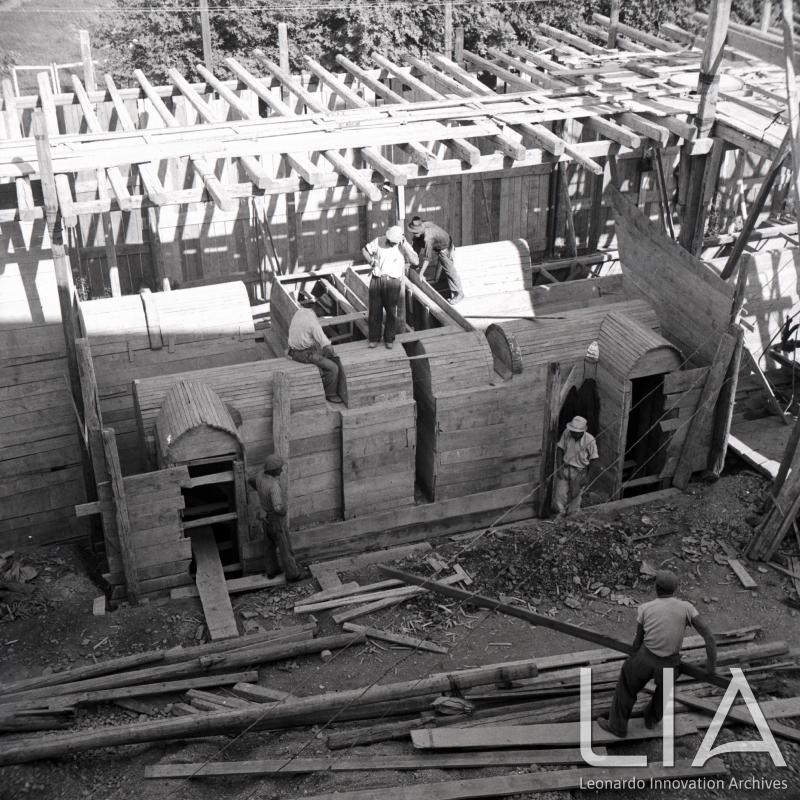 Operai al lavoro per la costruzione del bunker di stabilimento (2)