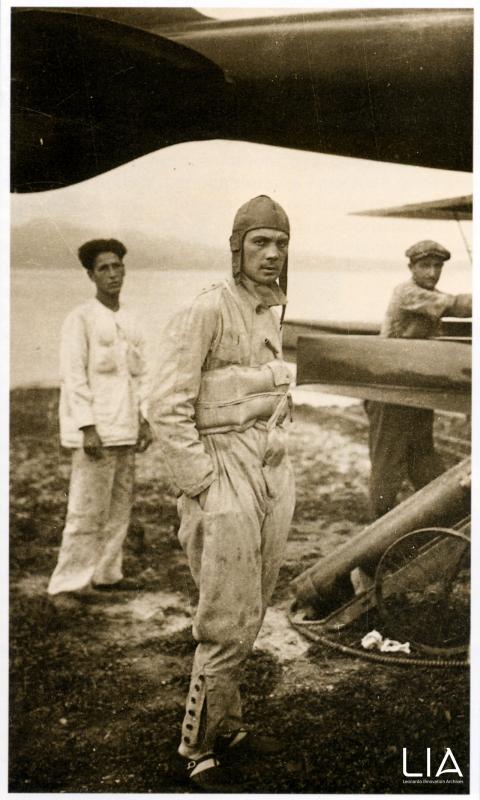 Arturo Ferrarin accanto a Idrocorsa M.52 a Schiranna.
