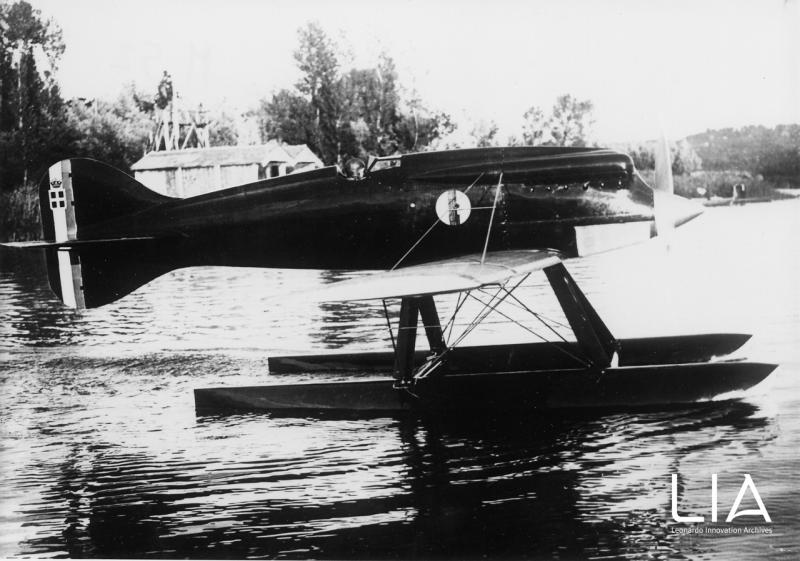 Aeronautica Macchi M.52 con Ferrarin sul lago di Varese.