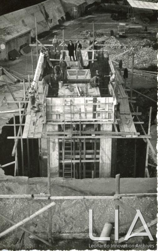 BMB - Cantiere di ricostruzione con bunker antiaereo sullo sfondo
