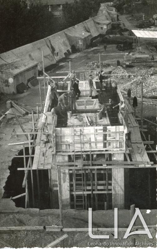 BMB - Cantiere di ricostruzione con bunker antiaereo sullo sfondo (2)