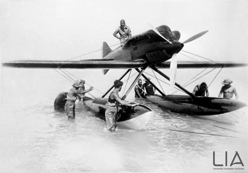 Il pilota Tommaso Dal Molin dopo un volo di prova con l'M.67 a Desenzano.