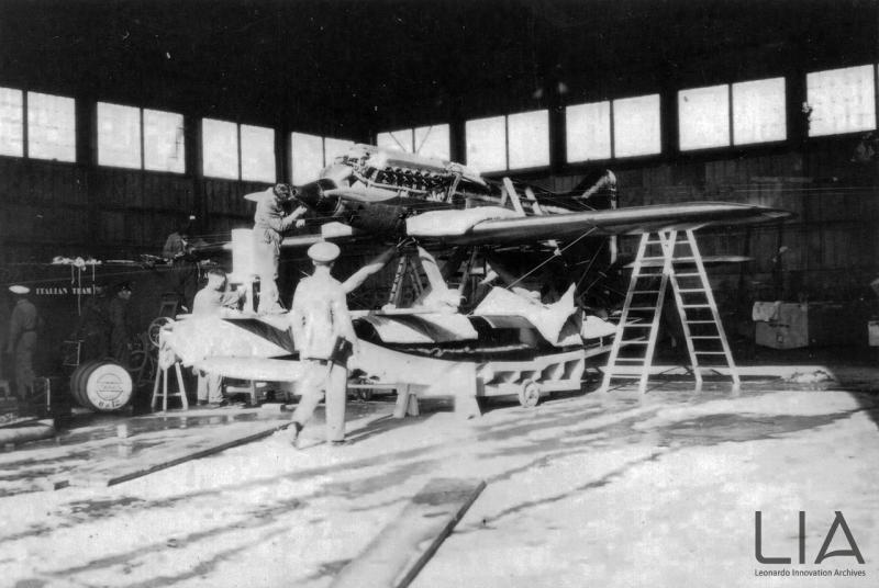 Operazioni di messa a punto su un Idro M.67 a Calshot (Inghilterra).