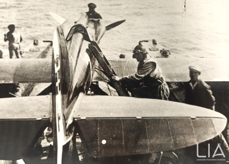 Remo Cadringher mentre sale sul suo Idro M.67 prima della gara a Calshot (Inghilterra).