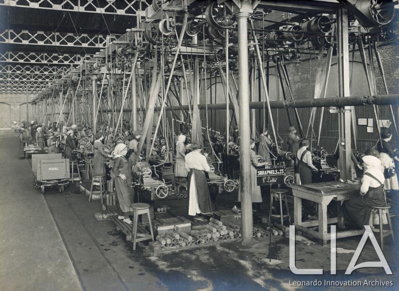 BMB - Reparto femminile della torneria. Lavorazione degli Shrapnels da 75 mm