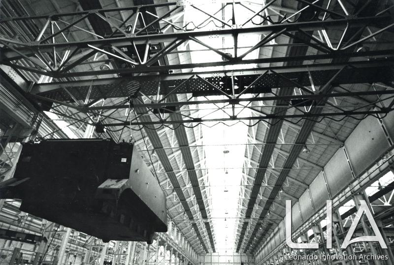 OTO - Reparto costruzione M113 con scafo sollevato