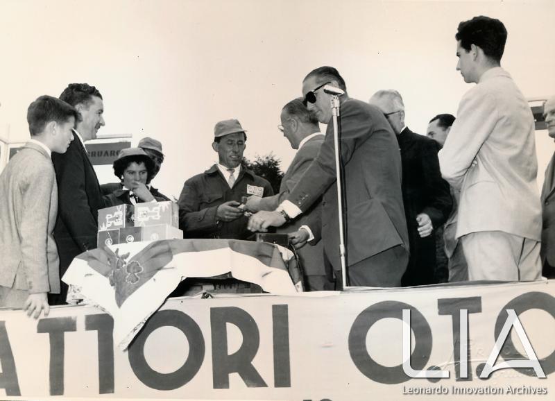 OTO - Il Presidente della OTO Melara premia il 2° classificato A. Paccega