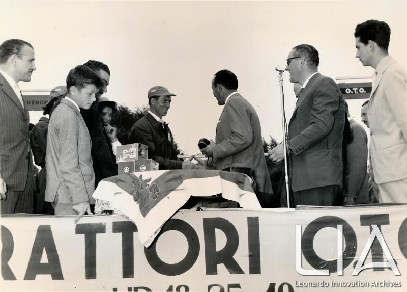 OTO - L'ingegner Stefanini, Direttore della OTO Melara premia il 4° classificato