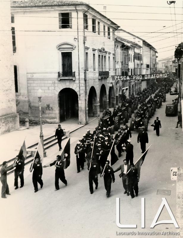OTO - Due riprese dallo stesso punto dell'interminabile sfilata