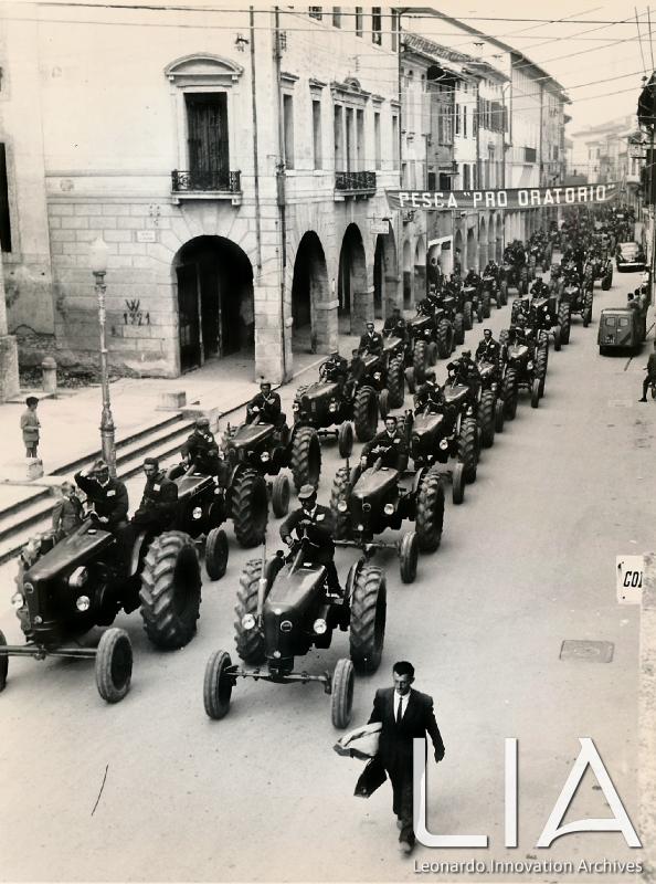 OTO - Due riprese dallo stesso punto dell'interminabile sfilata (2)