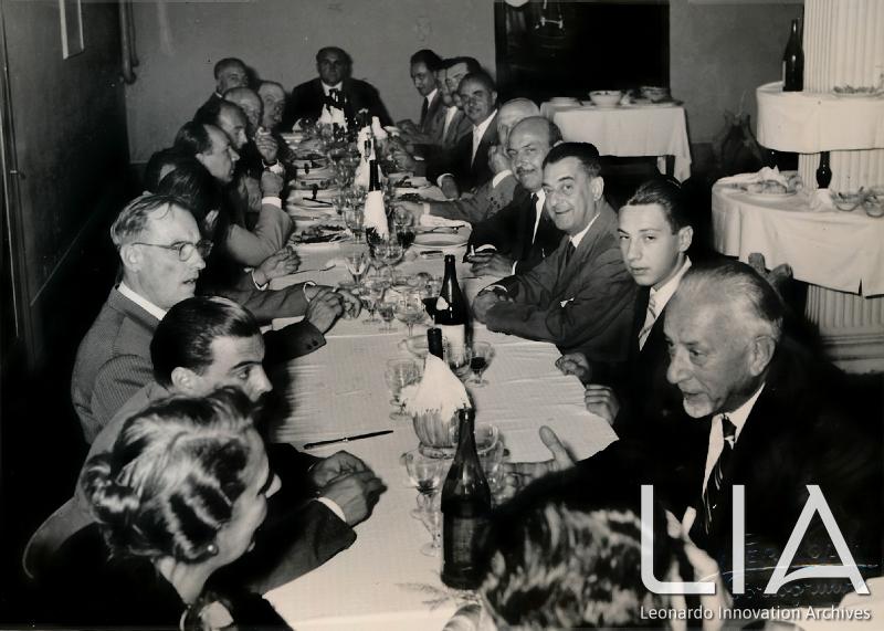 OTO - Due tavolate di invitati (2)