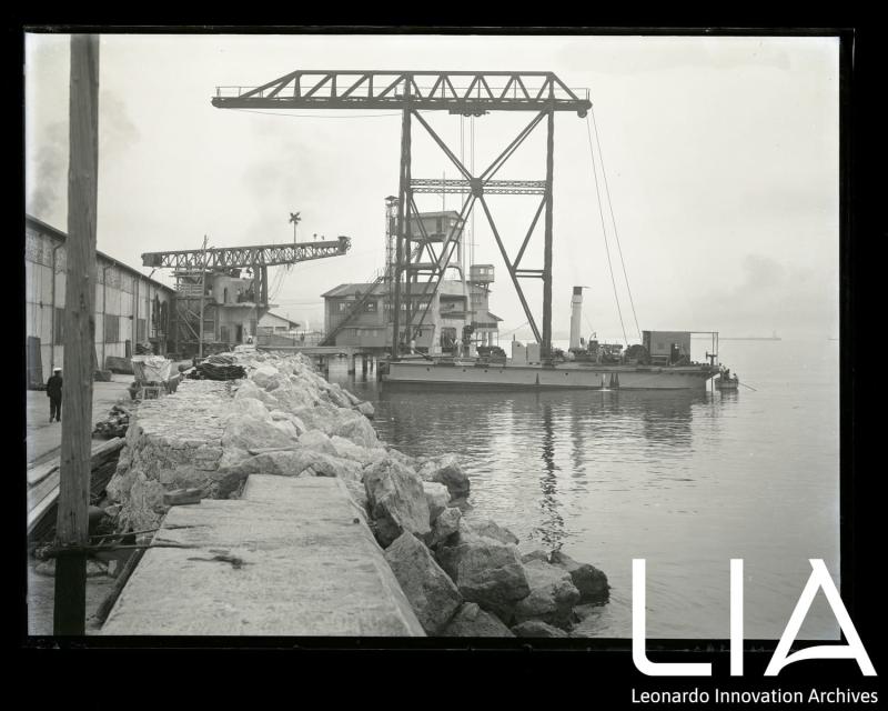 WASS - Maestranze a lavoro su una chiatta di fronte alle stazioni di lancio del Silurificio Whitehead di Fiume